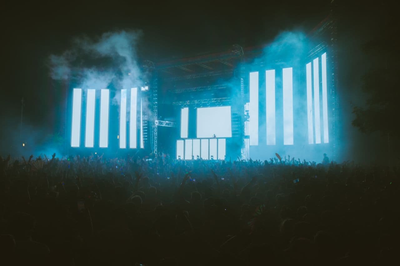 Palco de show com grandes telas de projeção